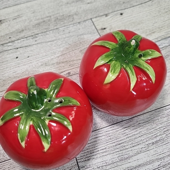Tomato Salt & Pepper Shaker Platic Stops In Both Summer Picnic Garden - Picture 2 of 8